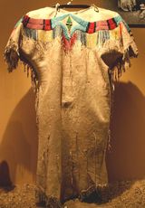 Maedchenkleid-Nez-Perce-1880.jpg